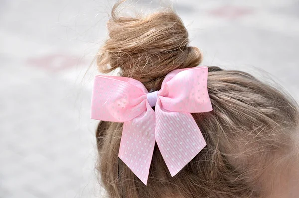 髪型のカールした髪と花を持つ女の子 — ストック写真
