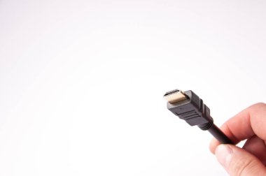 siyah kablo hdmi elinde bağlamak