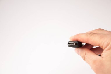 siyah kablo hdmi elinde bağlamak