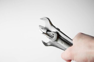 beyaz bir arka plan üzerinde sağ elinde birçok anahtarlar