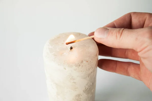 Χέρι Κρατώντας Έναν Αγώνα Καύσης Και Φωτίζει Ένα Κερί — Φωτογραφία Αρχείου