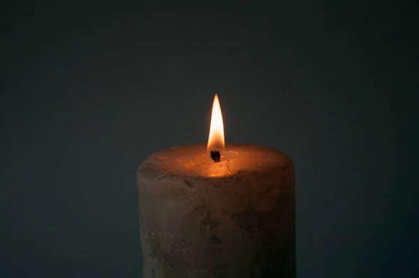 Lumânare Mare Albă Arde Întuneric — Fotografie, imagine de stoc