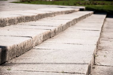 büyük taş levhalar ile parkta adımlar