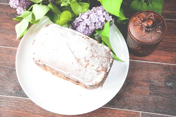 Pastel Casero Horno Espolvoreado Con Polvo Encuentra Una Tabla Cerca — Foto de Stock