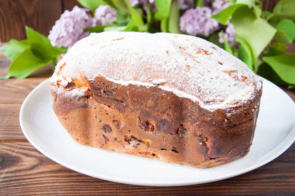 Pastel Casero Horno Espolvoreado Con Soportes Polvo Plato Blanco Cerca — Foto de Stock