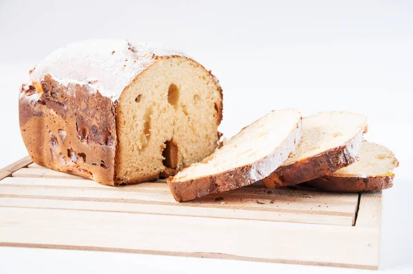 Pan Fresco Torta Acuesta Sobre Una Tabla Sobre Fondo Blanco — Foto de Stock