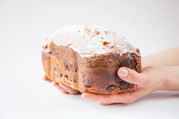 Manos Mujer Sosteniendo Delicioso Pastel Casero Horneado Sobre Fondo Blanco — Foto de Stock