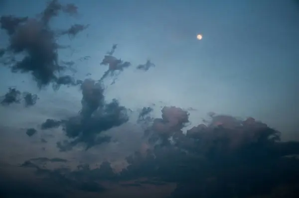 濃い青い夜空 若い月は高い 美しい雲 — ストック写真