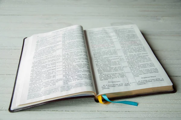 Nyitott Könyv Egy Fából Készült Asztalon Biblia Háttér — Stock Fotó