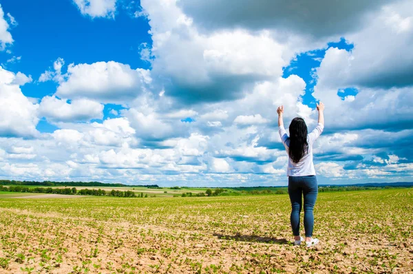 Una Mujer Con Las Manos Alto Campo Verde Alaba Dios — Foto de Stock