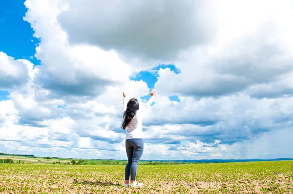 Una Mujer Con Las Manos Alto Campo Verde Alaba Dios — Foto de Stock