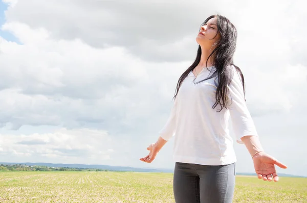 Mujer Pie Con Los Brazos Extendidos Orando Dios Glorifica Dios — Foto de Stock