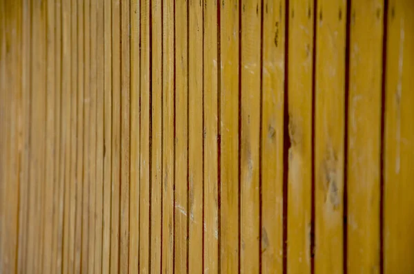 ボードで作られた古い茶色の木製のフェンス — ストック写真