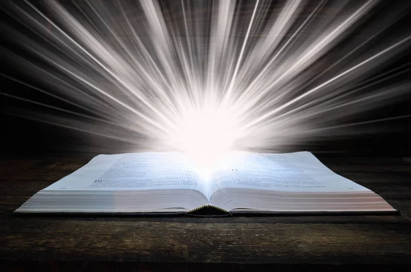 Duża Księga Biblii Leży Drewnianym Stole Ciemności Światło Świeci Książce — Zdjęcie stockowe