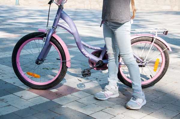 Młoda Dziewczyna Dżinsowych Spodniach Stoi Obok Roweru Trzymając Lato Parku — Zdjęcie stockowe