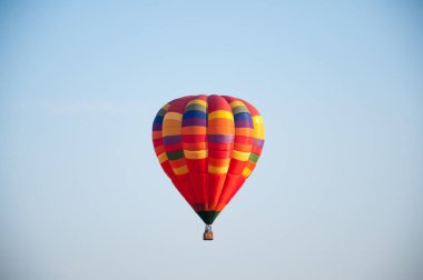 Büyük balon. Balon. Sepetli renkli kase. Gökyüzünde yazın yükselir