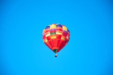 Büyük balon. Balon. Sepetli renkli kase. Gökyüzünde yazın yükselir
