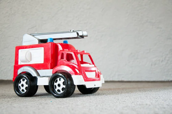 Jouet Pour Enfants Vieux Camion Pompiers Plastique Sur Sol — Photo