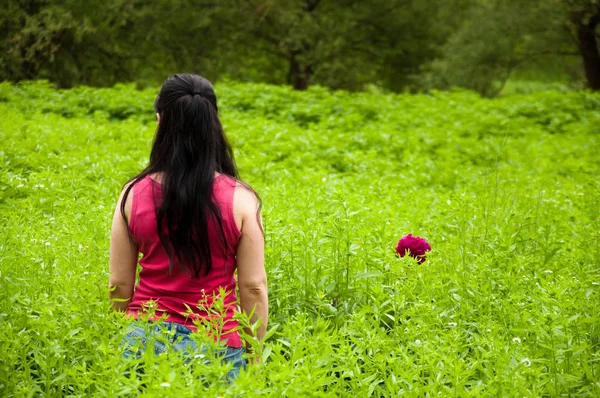 Una Mujer Con Una Camisa Borgoña Encuentra Entre Hierba Verde — Foto de Stock
