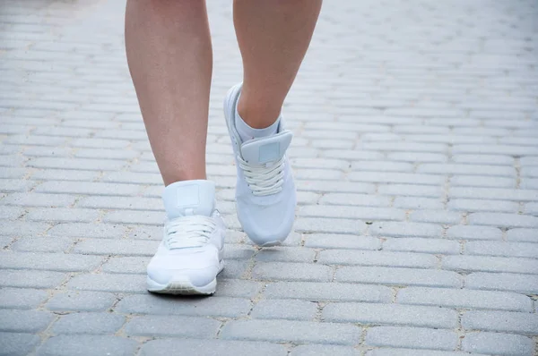Der Untere Teil Der Beine Einer Frau Weißen Turnschuhen Geht — Stockfoto
