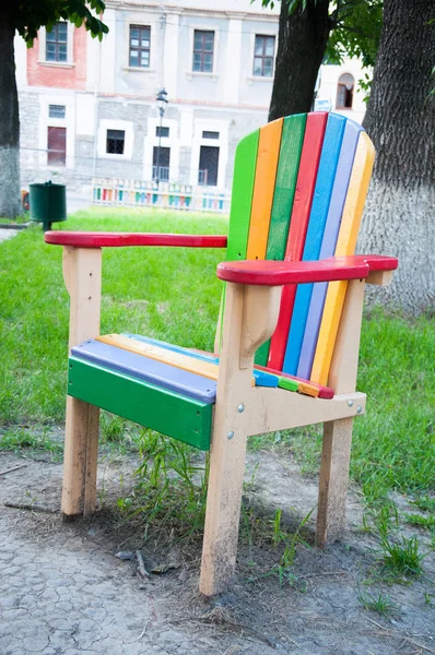 Vícebarevná Dřevěná Židle Hřišti Pozadí Zelené Trávy Letní — Stock fotografie