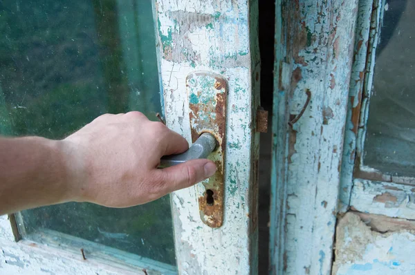 Vieja Perilla Puerta Pintura Arrancada Las Puertas Mano Tomada Por —  Fotos de Stock