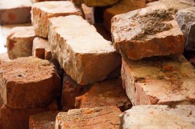üst üste yığılmış birkaç tuğla