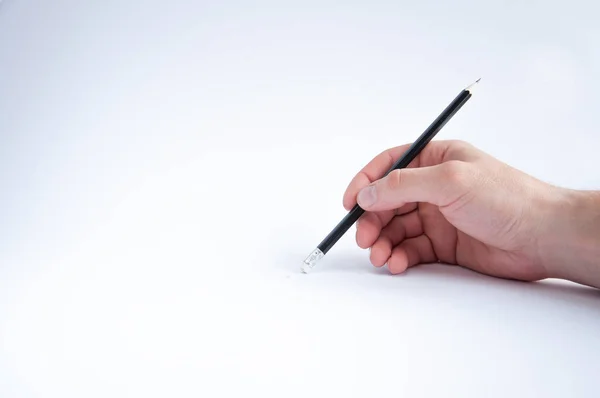 Fekete Ceruzát Tart Jobb Kezében Fehér Háttéren Merít — Stock Fotó