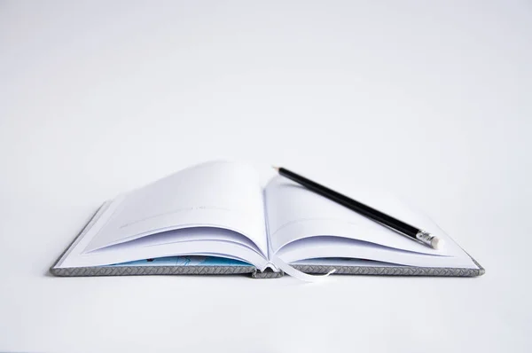 Nyit Jegyzetfüzet Asztal Notebook Egy Fekete Ceruza Fehér Alapon — Stock Fotó