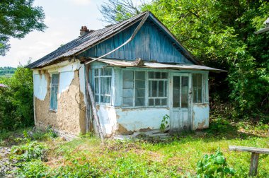 Orman ve çim en yakın eski ahşap ev. Yaz