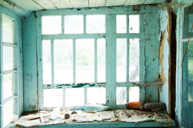 eski bir çökmüş toprak evin içinde. Harabeler ve Dağınıklık.