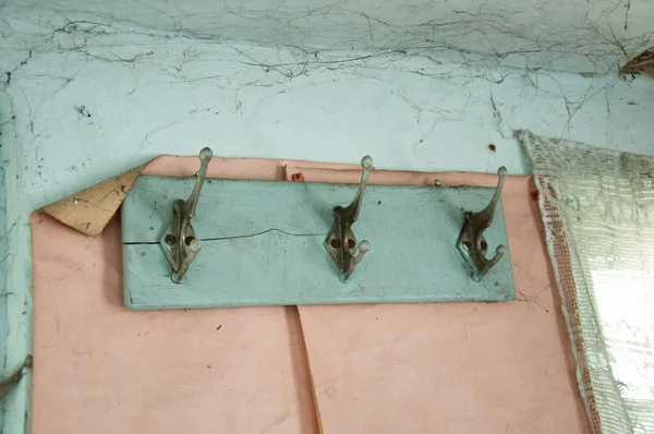 eski bir çökmüş toprak evin içinde. Harabeler ve Dağınıklık.