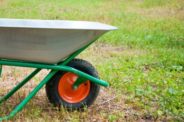 tek teker üzerinde el kamyon. Bahçe ya da inşaat. Yeşil Yaz