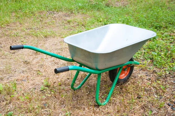 Caminhão Mão Uma Roda Jardim Construção Verão Verde — Fotografia de Stock