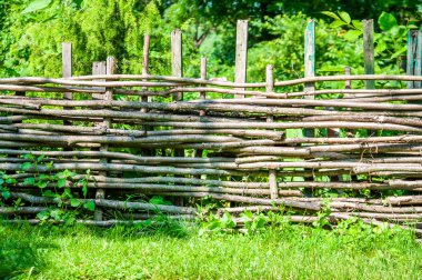İnce ağaç dallarından yapılmış dekoratif çitler.