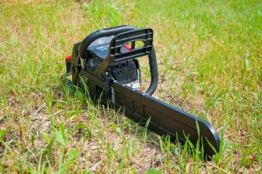 yeşil çim arka planda testere. Alet -leri