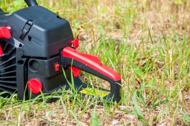 yeşil çim arka planda testere. Alet -leri