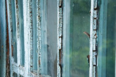 Cam uçlarla eski büyük pencere.