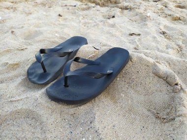 Kumda iki siyah terlik. Parmak Arası Terlik. Deniz. Beach