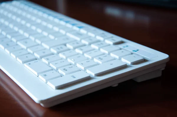 Біла Клавіатура Комп Ютера Знаходиться Столі — стокове фото