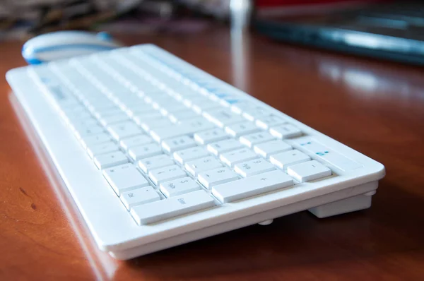 Біла Клавіатура Комп Ютера Знаходиться Столі — стокове фото