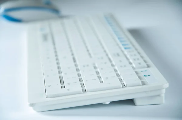 White Computer Keyboard Lies Table White Background — Stock Photo, Image