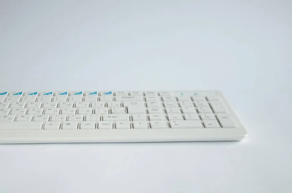 Біла Клавіатура Комп Ютера Лежить Столі Білому Фоні — стокове фото