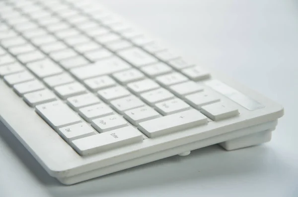 Teclado Computador Branco Encontra Uma Mesa Fundo Branco — Fotografia de Stock