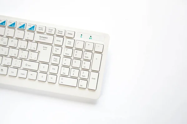 Біла Комп Ютерна Клавіатура Лежить Столі Білому Тлі — стокове фото