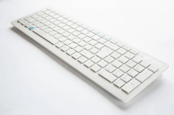 Біла Комп Ютерна Клавіатура Лежить Столі Білому Тлі — стокове фото
