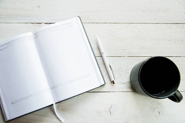 Une Tasse Noire Avec Café Carnet Ouvert Sur Une Table — Photo