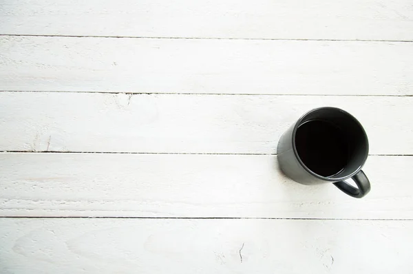 Xícara Preta Com Café Mesa Branca Fundo Madeira Branco Conselho — Fotografia de Stock