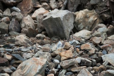 Büyük ve küçük taşlar. Dağlar. Taşın dokusu. Arka plan