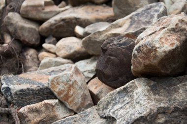 Büyük ve küçük taşlar. Dağlar. Taşın dokusu. Arka plan